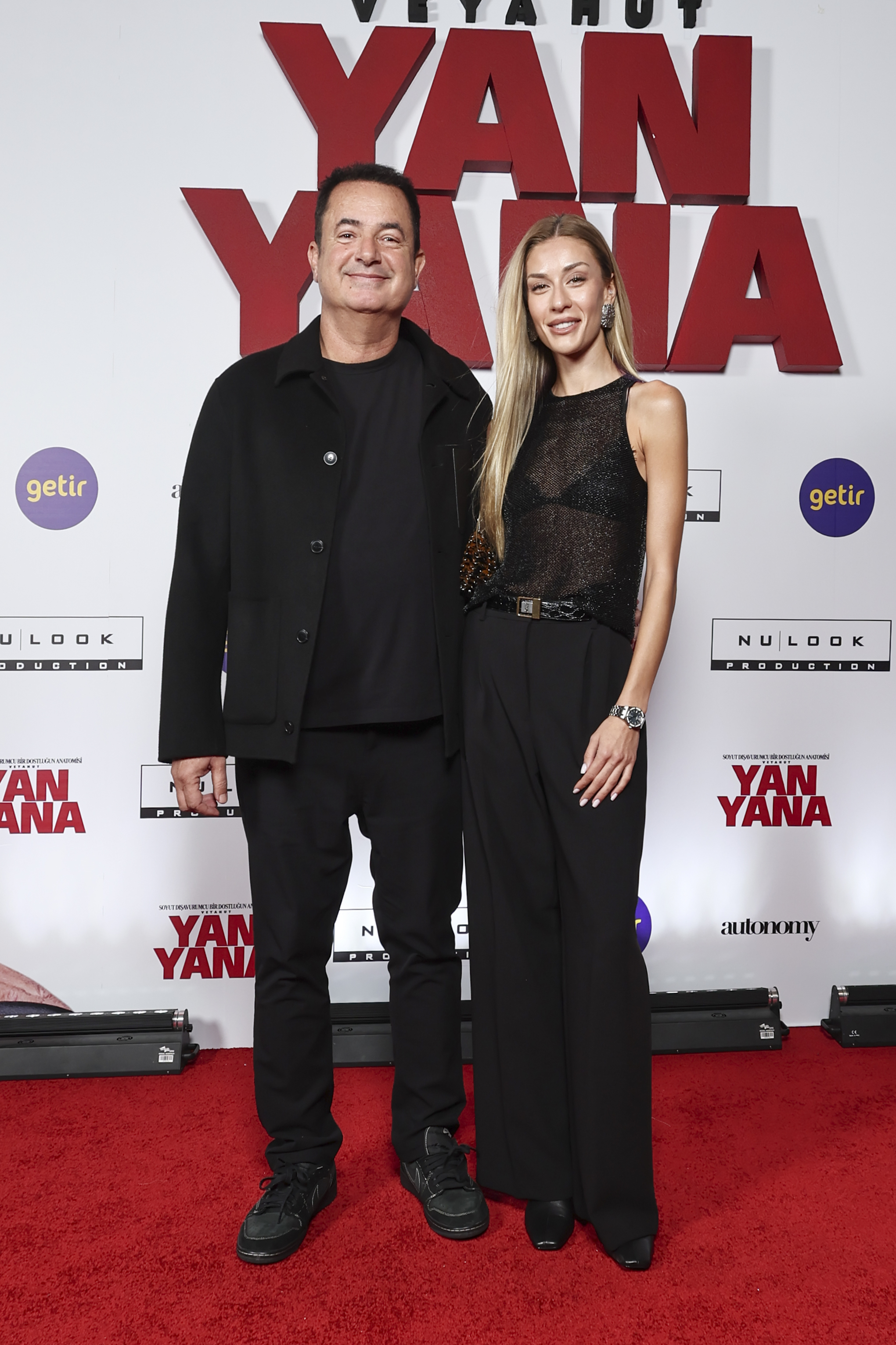 Ünlü isimler Feyyaz Yiğit ile Haluk Bilginer'li Yan Yana'nın galasına katıldı