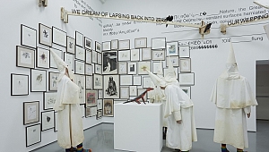 Chapmanların Türkiye'deki ilk sergisi: Anlamsızlık Âleminde