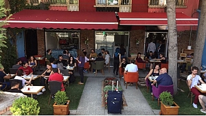 Bu kafede kitap okuyana çay ücretsiz