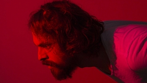 Metin Akdülger’den tek kişilik oyun: Baldan Karanlık