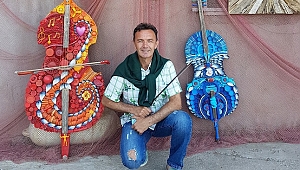 Denizden topladığı çöpleri sanat eserine dönüştürüyor