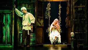 Bir Baba Hamlet yaz sezonunda da seyirciyle buluşmaya devam ediyor