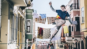 Tarihi semtte çamaşır ipleri arasında sıra dışı gösteri