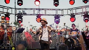 Kenan Doğulu Çeşme'de konser verdi