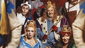 Erdal Özyağcılar “Kral” ile tiyatro sahnesinde