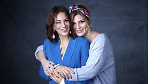 Emel Çölgeçen ve Pelin Öztekin Aslında Özgürsün ile tiyatro sahnesinde