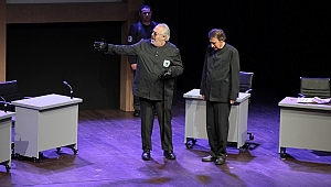 Rutkay Aziz ve Taner Barlas'ın başrolü paylaştığı 1984 oyunu Yunus Emre Kültür Merkezi’nde