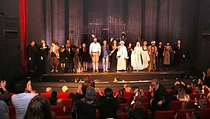 Şehir Tiyatroları'nın yeni oyunu Aşk Bir Zamanlar seyirciyle buluştu