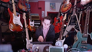 In Hoodies Avlu sahnesinde