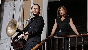 Yeşim Özsoy ile tek kişilik oyunu Yüz Yılın Evi'ni konuştuk