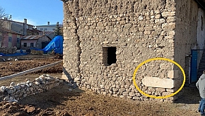 Tarihi mezar taşını duvar dolgusu yaptılar!