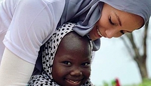 Gamze Özçelik’e ‘Sınırsız İyilik Ödülü’ verildi