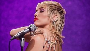 Miley Cyrus, Midnight Sky şarkısı ile geri döndü
