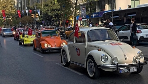 Cumhuriyet Bayramı kutlamalarına klasik otomobiller damga vurdu