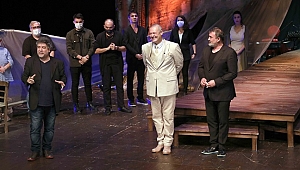 Rüstemoğlu Cemal'in Tuhaf Hikâyesi oyunu seyirciyle buluştu