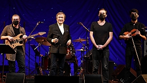 Erol Evgin sahnesini sokak müzisyenleriyle paylaşıyor