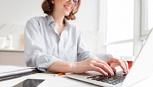 Yeni normalde çalışanlar gün içinde şekerleme yapıp Netflix izliyor