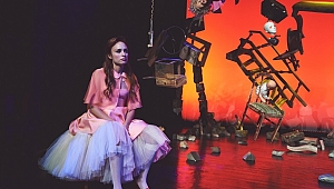 Nilperi Şahinkaya ve Bora Akkaş'tan “Nora-Bir Bebek Evi” performansı