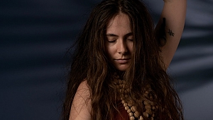 Öykü Aras’ın birçok müzik stilinden etkiler taşıyan ilk albümü çıktı