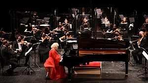 Pandemi Orkestrası, Yazıcı ve piyanist Gülsin Onay’la sahne aldı