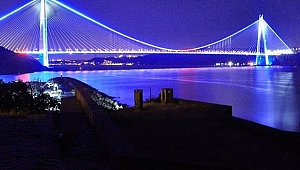 Birçok ikonik yapı farkındalık için mavi ışıkla aydınlatıldı