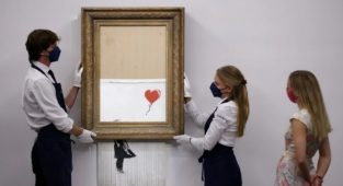 Banksy'nin 'parçalanan' eseri rekor fiyata satıldı