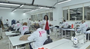 Atıklardan yapılan kıyafetler kız çocuklarına umut olacak