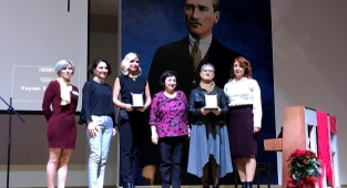 Ayfer Tunç'un ismi mezun olduğu okulun kütüphanesine verildi