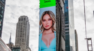 Gülçin Ergül New York Times Square'de