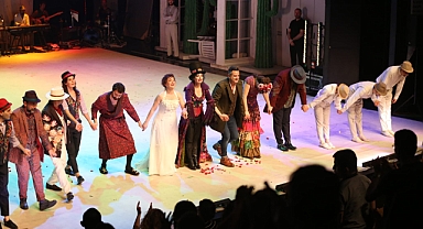 İBB Şehir Tiyatroları şehir içi turnelerini 12. Gece ile noktaladı