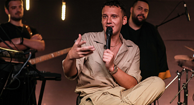 Edis: Amerikalılar bir günde şarkı yapıyorlar ve yaptıkları şarkılar güzel de oluyor 