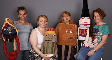 Sahne ortasında kadın dayanışması 