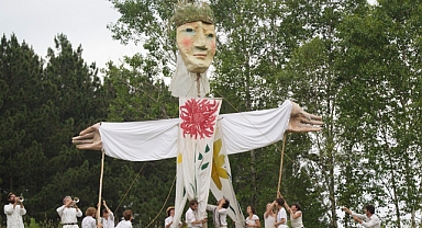 Dev kuklalar İstanbul sokaklarında