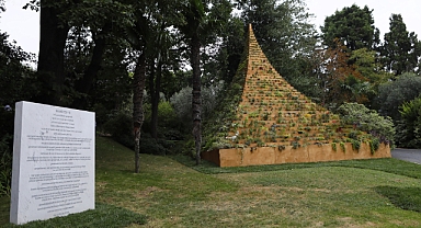 Agnes Denes’in mekâna özgü eseri: Yaşayan Piramit