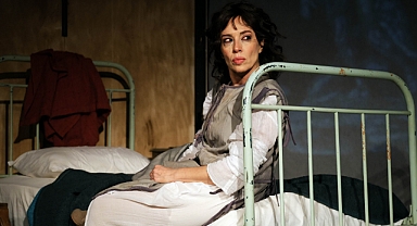 Ebru Unurtan Urağ'a Yılın En Başarılı Kadın Oyuncusu ödülü