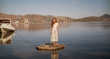 Güneş Özgeç'ten yeni şarkı: Öpüşünle Boynumdan