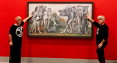 İki iklim aktivisti ellerini Avusturalya'daki Picasso tablosuna yapıştırdı