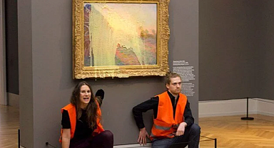 Monet tablosuna patates püresi fırlattılar