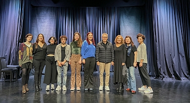 Zülfü Livaneli'nin ilk tiyatro oyunu Duvar, İstanbul Tiyatro Festivali'nde