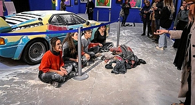 Aktivist vandalizmi sürüyor: Bu kez hedefte Andy Warhol var