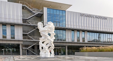 Tony Cragg’in heykeli İstanbul Modern’in yeni müze binasının önünde yerini aldı