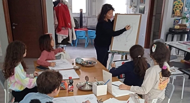 Ressam Anne Örnek Davranışlar Sergiliyor