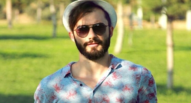 Turgay Baydur oyunculuğunun yanında şarkıcı da oluyor