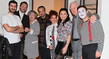 Cihan Ünal oyuncuları kuliste ziyaret etti