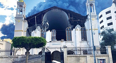 Depremde hangi tarihi yapılar zarar gördü?