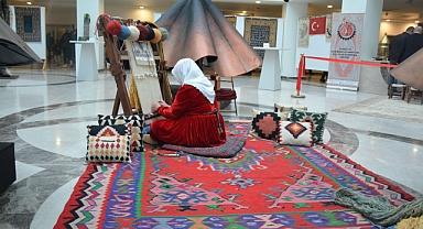 El yapımı Uşak Halıları, Kıbrıs Modern Sanat Müzesi'nde sergileniyor