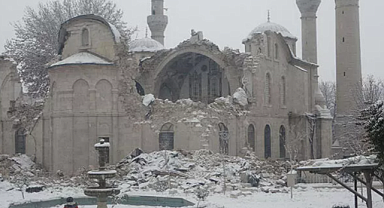 Malatya'da tarihi cami depremde yıkıldı