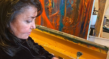 Ressam Tülin Kaynak depremzede çocuklar için yirmi eserini bağışladı