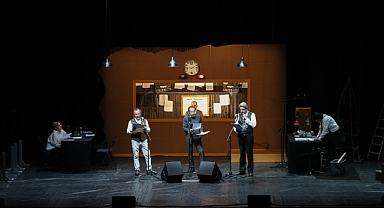 İş Sanat sahnesinden depremzedelere saygı duruşu 