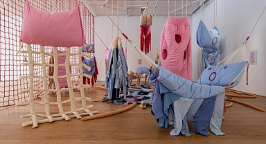 Eva Koťátková'dan Bir Balıkmışım Bacakları Olan sergisi